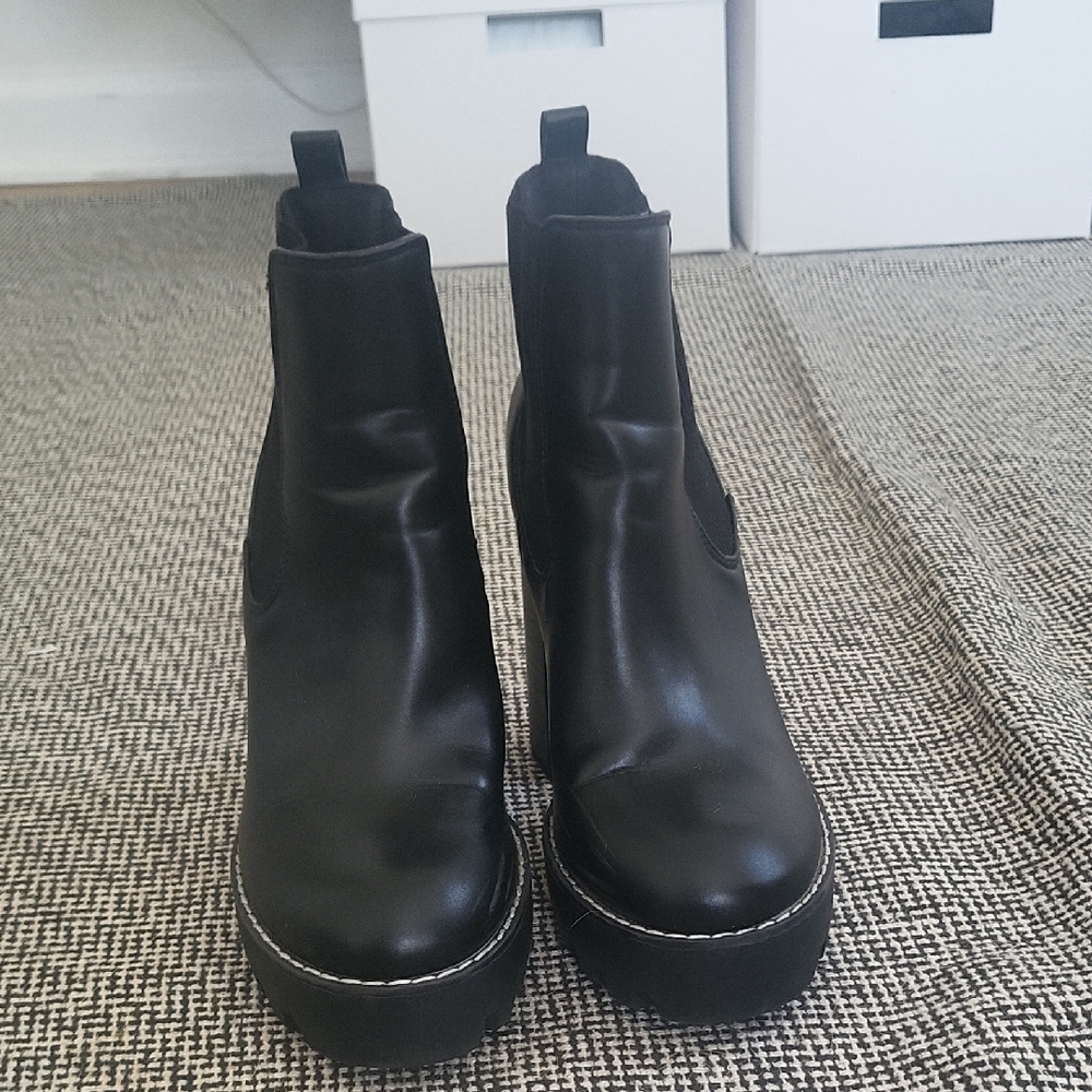 Black Booties On Platform. - Picture 2 of 8